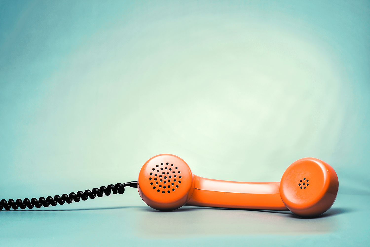 It is your call. Телефонная трубка. Телефонная трубка со шнуром. Старая телефонная трубка. Телефонная трубка на столе.